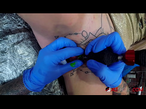 ❤️ Ekstreme tatuita varmulo Sully Savage ricevis tatuon sur sia klitoro ❤❌ Porno fb ĉe porno eo.fullpornercom.ru ️❤